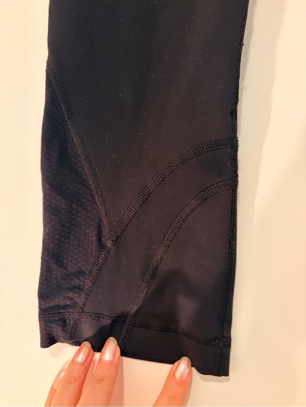 Lululemon Active Capris Leggings in Black with back pocket - Picture 4 of 8